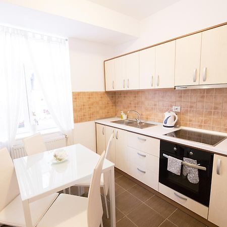 Sunny Old Town Apartment Brasov Bagian luar foto